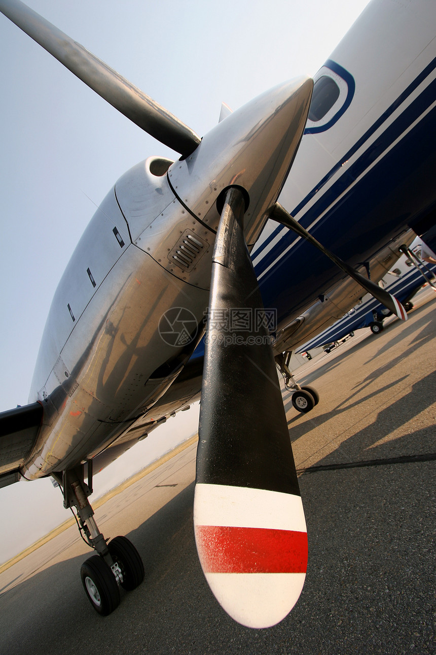 推进器运输飞行员技术天空航班引擎蓝色空气黑色沥青图片