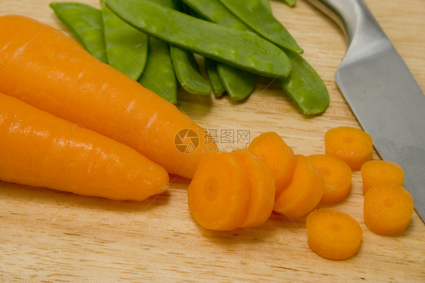 胡萝卜和豌豆营养蔬菜季节性晚餐沙锅食物甜豆饮食木板杂货店图片