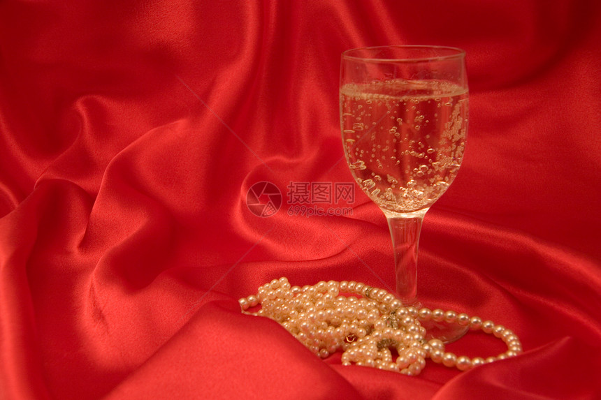 香槟和珍珠婚礼庆典奢华项链丝绸珠宝气泡火花图片