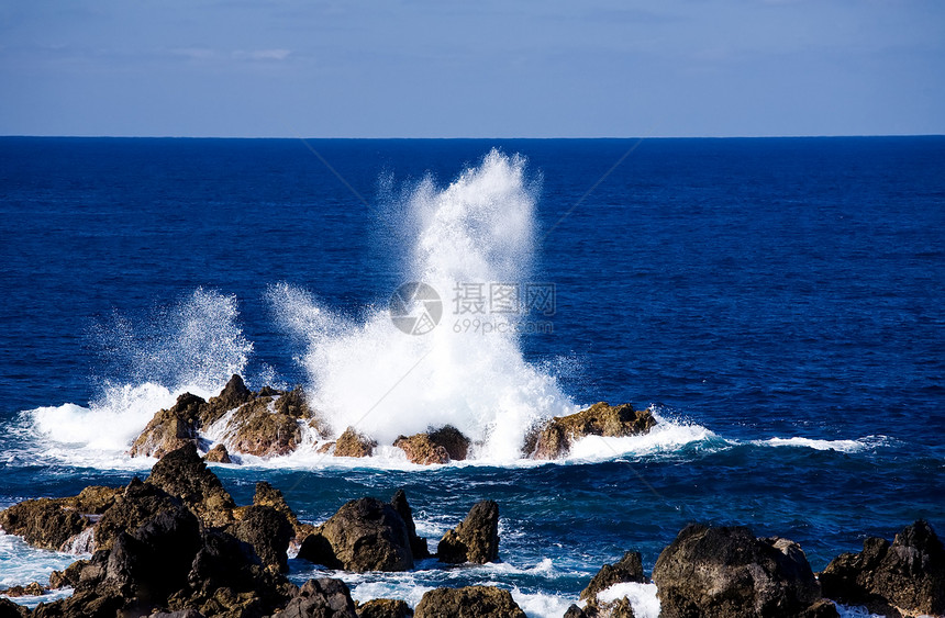 马德拉海岸悬崖海洋风暴海滩冲浪尖刺岩石生态山脉波浪图片