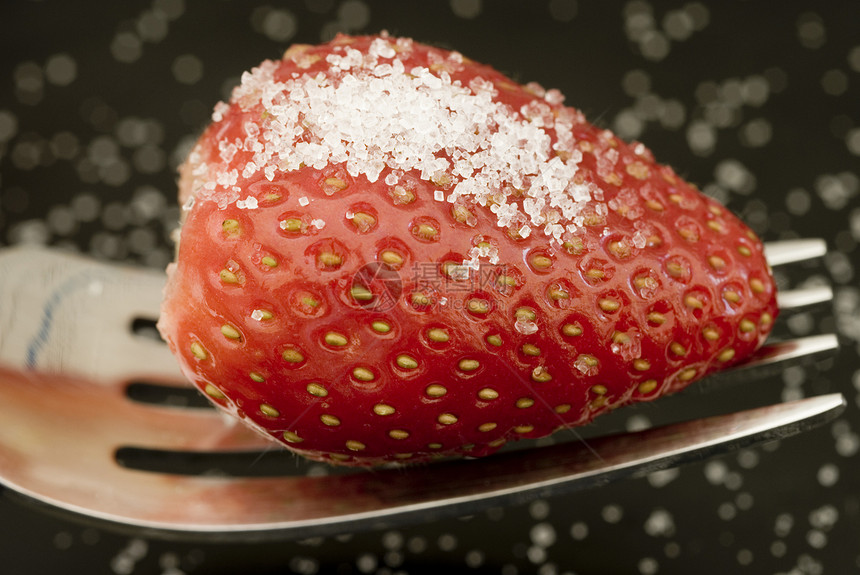 草莓和草莓叉营养水果甜点白色食物红色图片