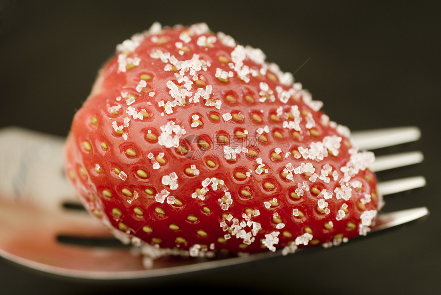 草莓和草莓叉水果白色红色甜点食物营养图片