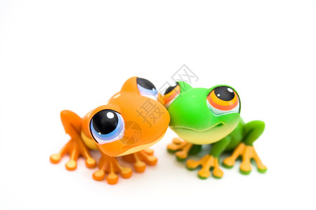 两个青蛙玩具爬行动物白色爬虫绿色橙子眼睛好奇心塑料高清图片