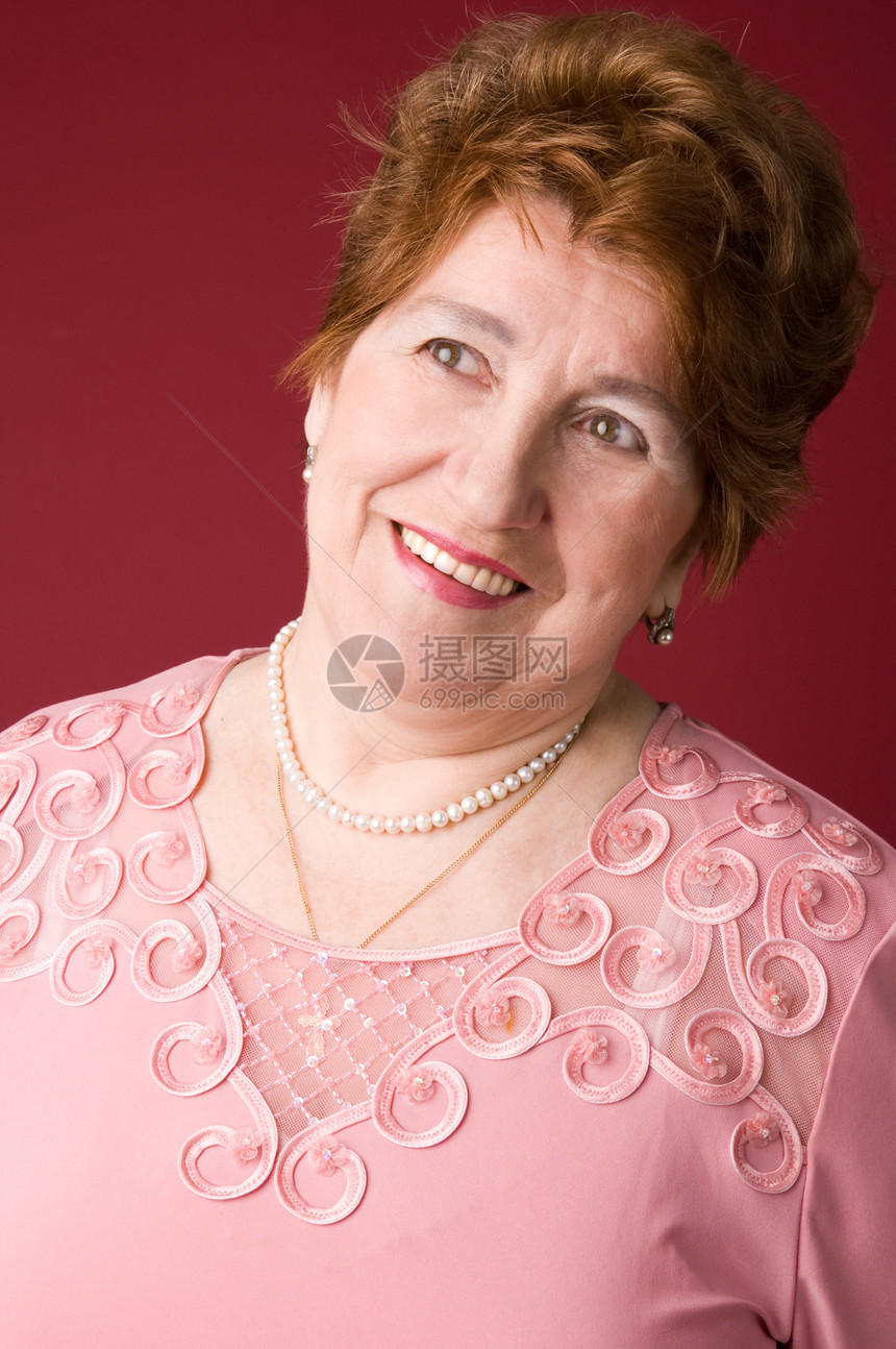 快乐的老年妇女女士女性成人幸福祖母头发棕色红色退休微笑图片