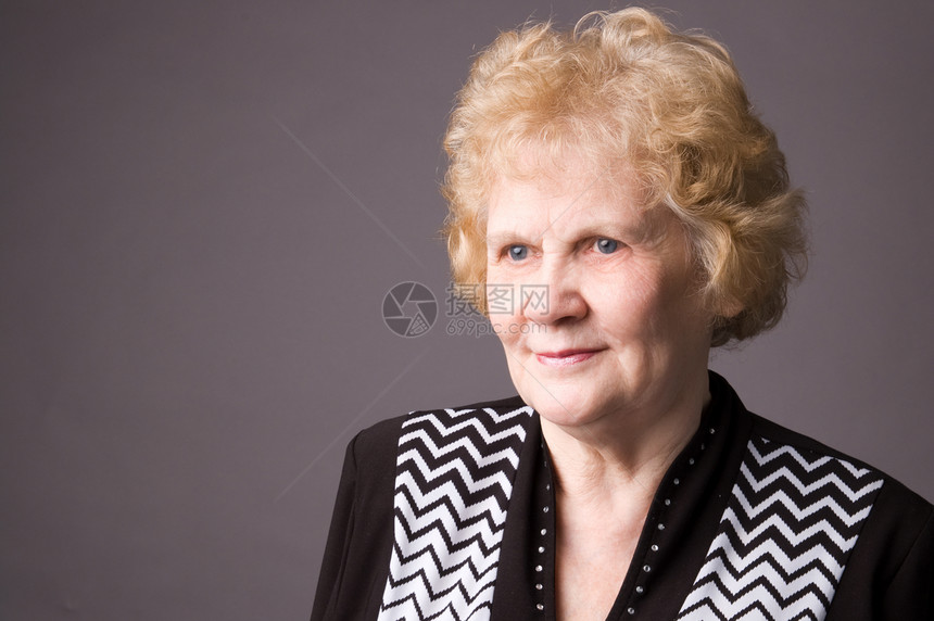 老年妇女微笑女性快乐成人黑色头发退休祖母幸福金发图片