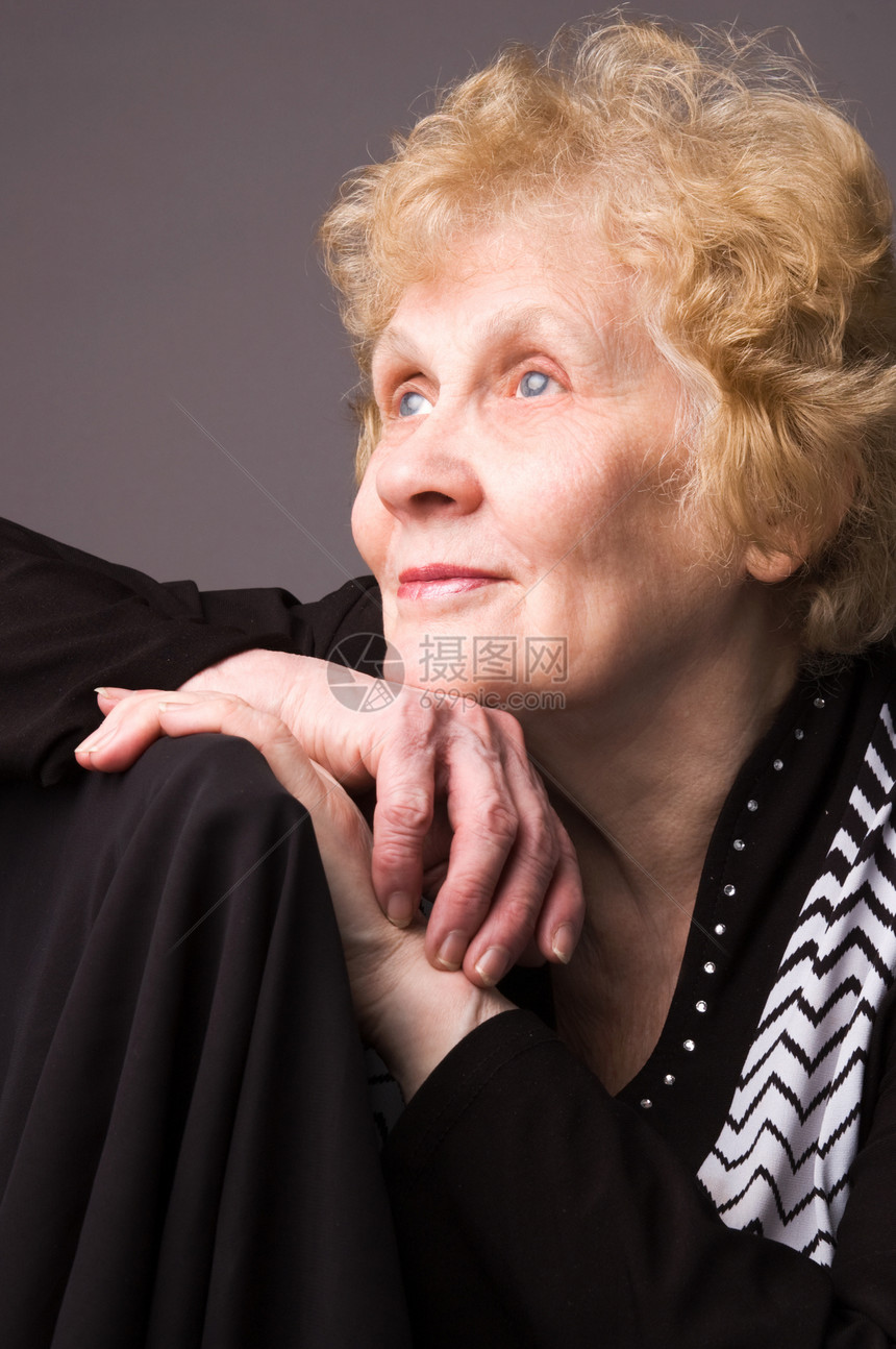 老年妇女祖母成人黑色幸福快乐灰色退休金发微笑头发图片
