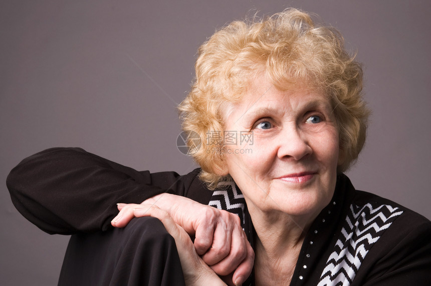 老年妇女灰色成人头发微笑金发女士退休祖母黑色幸福图片