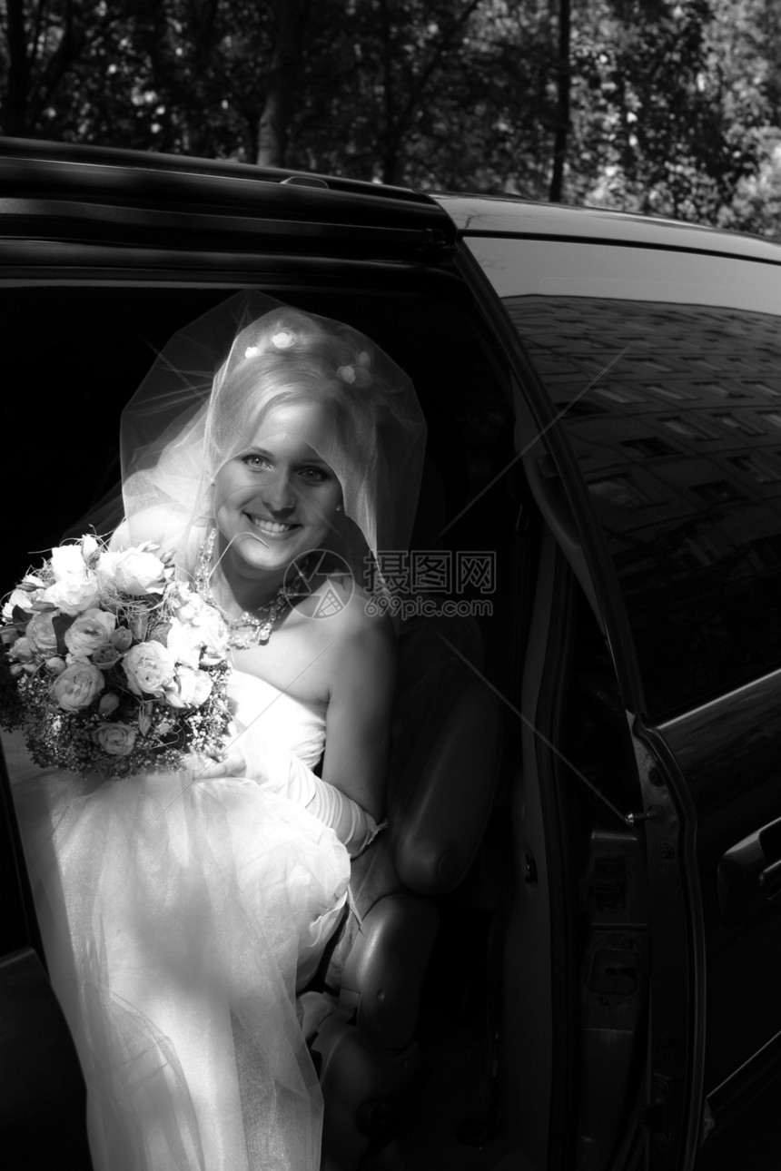 幸福新娘已婚女士红色女孩微笑婚礼皇冠眼睛选手未婚夫图片