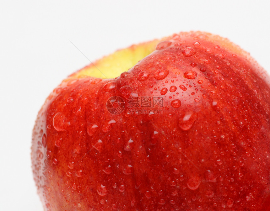 带滴子的湿红苹果图片