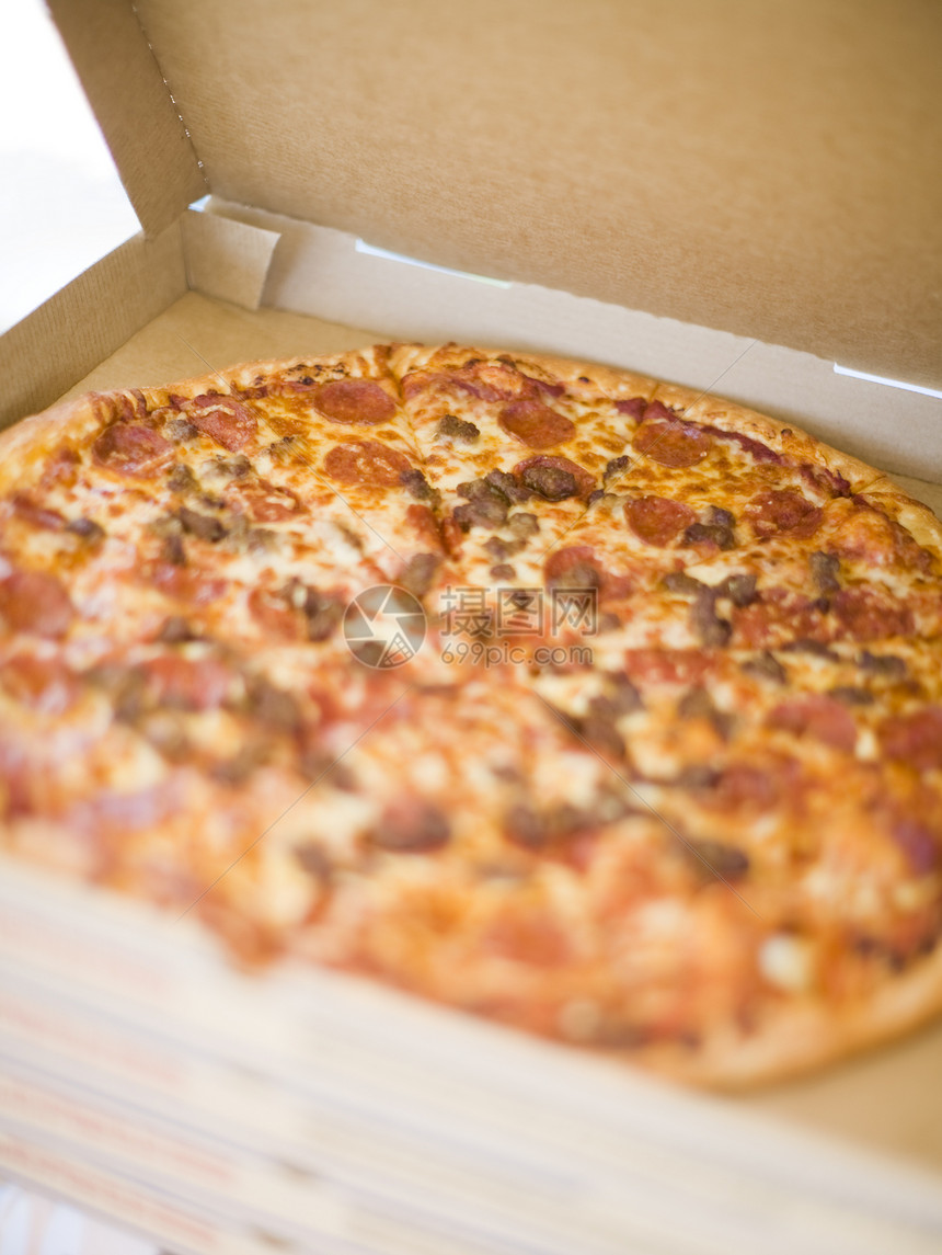 披萨和比萨饼盒图片
