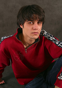 年轻人的肖像毛衣工作室青少年红色背景图片