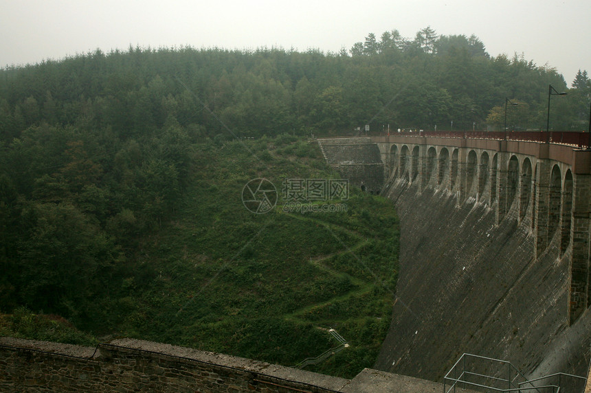 比利时Ardennes的旧大坝发电机吸引力纪念碑松树针叶活力力量环境建筑商业图片