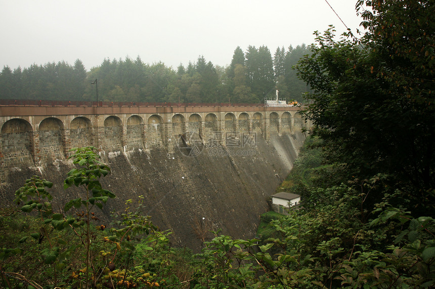 比利时Ardennes的旧大坝商业松树树木环境发电机纪念碑山坡吸引力森林建筑图片