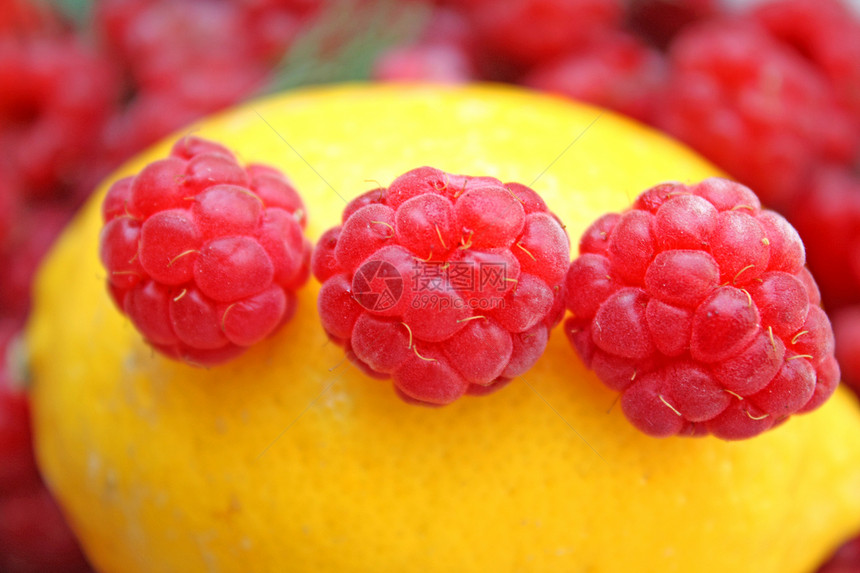 草莓黄色水果小吃营养沙拉宏观果汁柠檬甜点红色图片