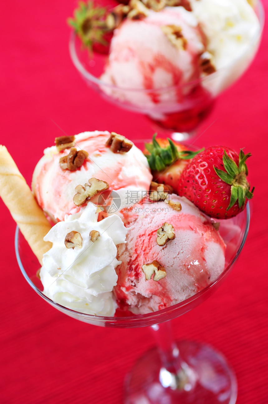 草莓冰淇淋圣代圣代水果食物诱惑鞭打核桃咖啡店餐厅晶圆眼镜图片