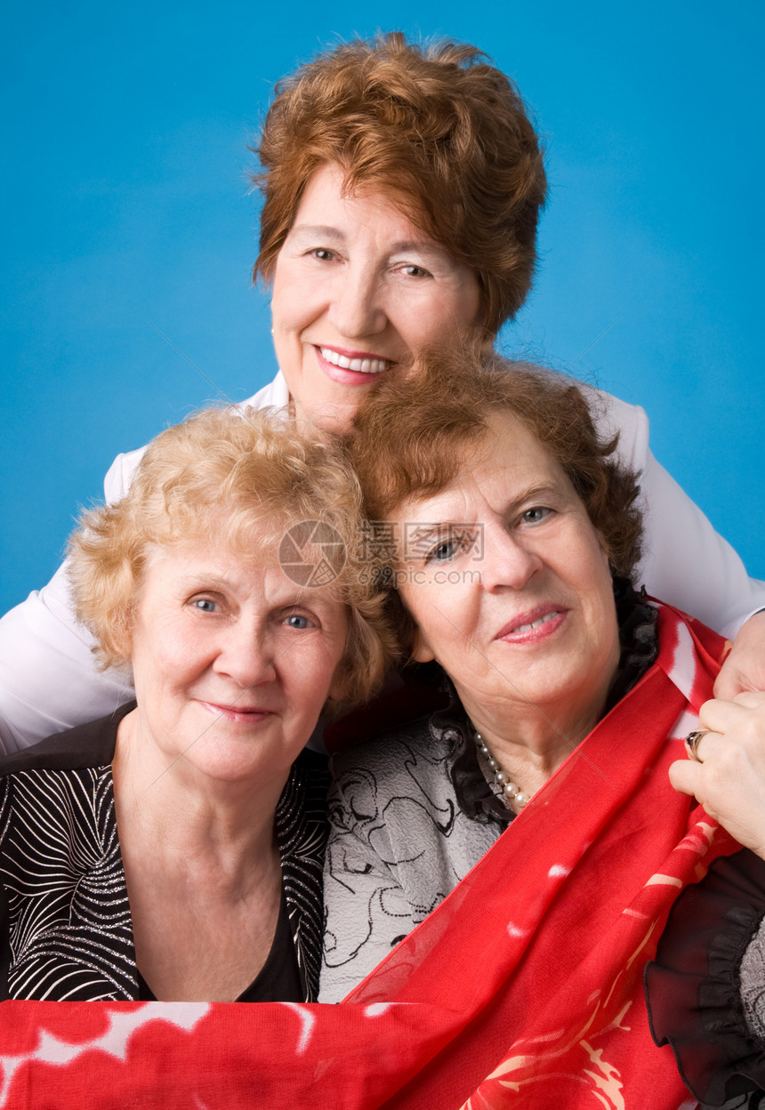 三个祖母女士红色棕色珠子幸福金发成人女性头发退休图片