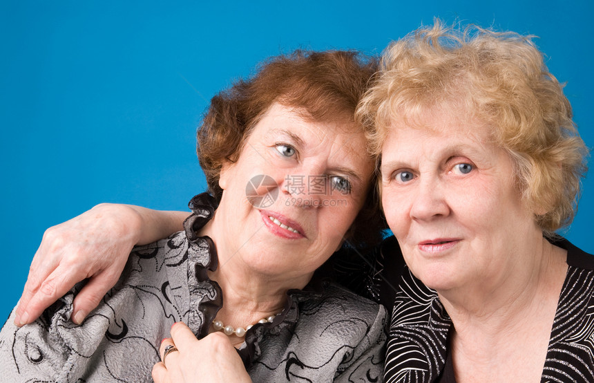 两个祖母幸福珠子女士头发成人友谊棕色快乐退休女性图片