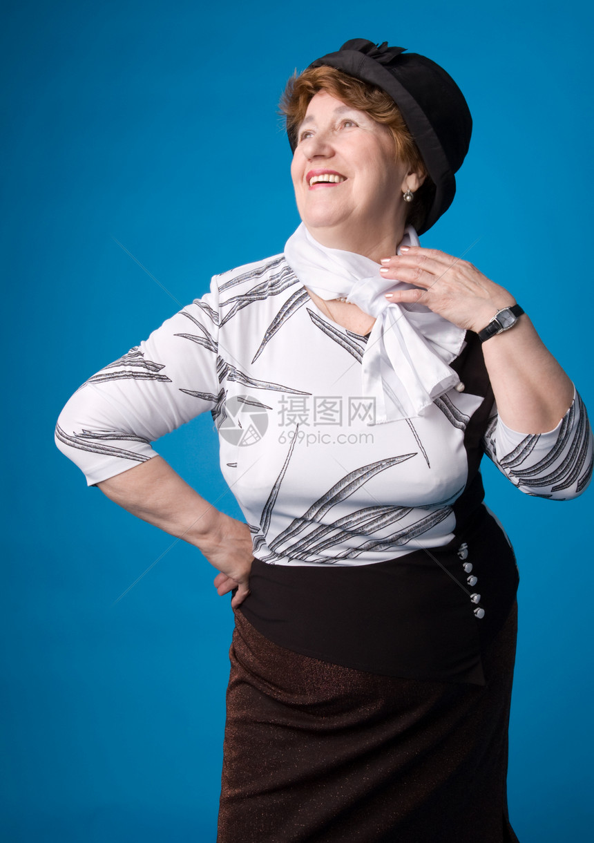 快乐的老年妇女退休祖母头发蓝色女士微笑女性幸福黑色帽子图片