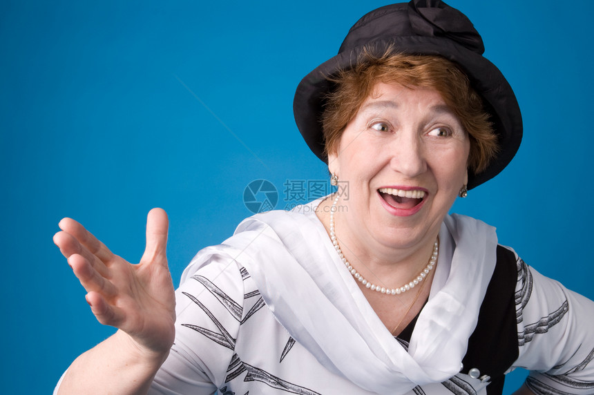 快乐的老年妇女祖母蓝色帽子女士女性微笑乐趣头发棕色黑色图片