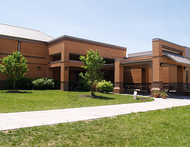 现代砖制学校的外部高清图片