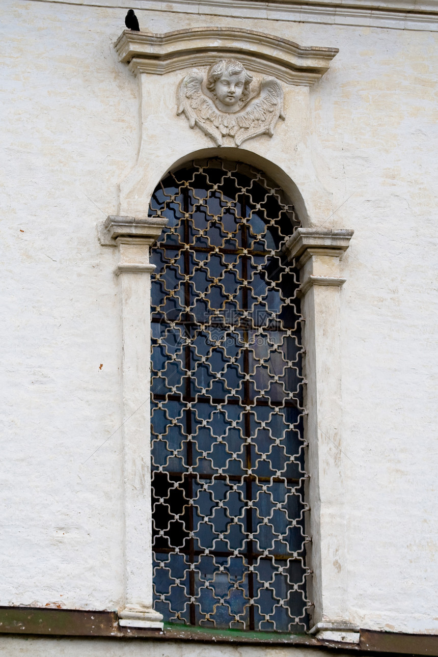 旧窗口磨损白色栏杆套管格栅风格山墙蟋蟀三角形翅膀图片