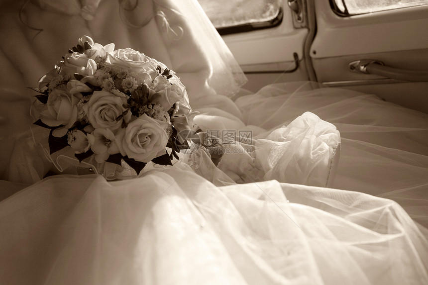 婚礼花束米色女性外套投标太阳女士汽车夫妻玻璃玫瑰图片