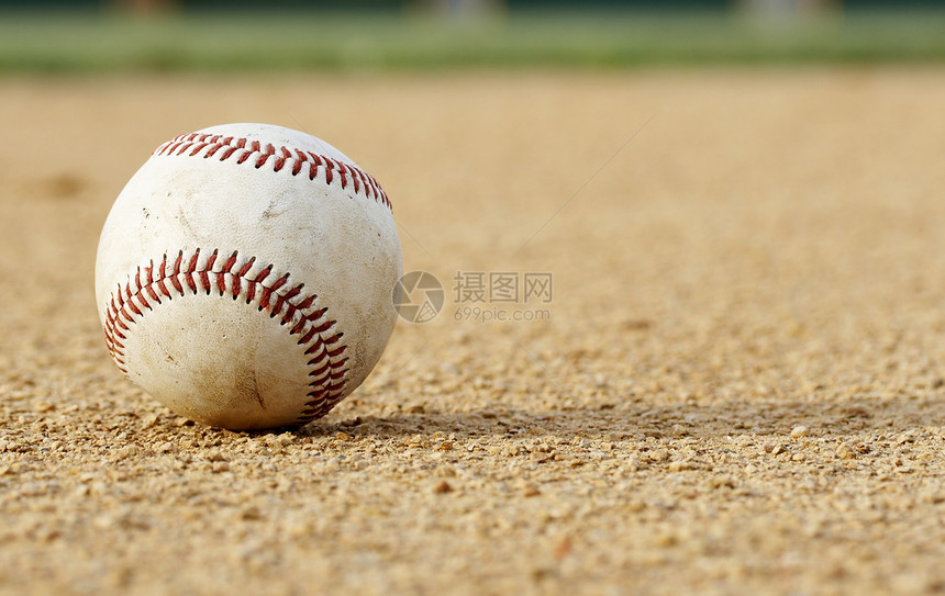 在泥土上打棒球图片