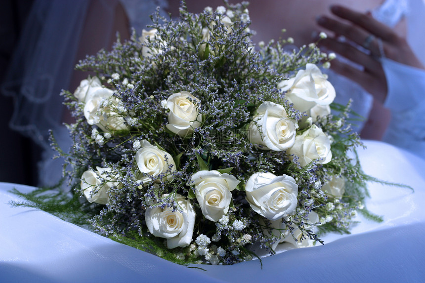婚礼花束新娘已婚花店粉色白色传统裙子玫瑰手套女士图片