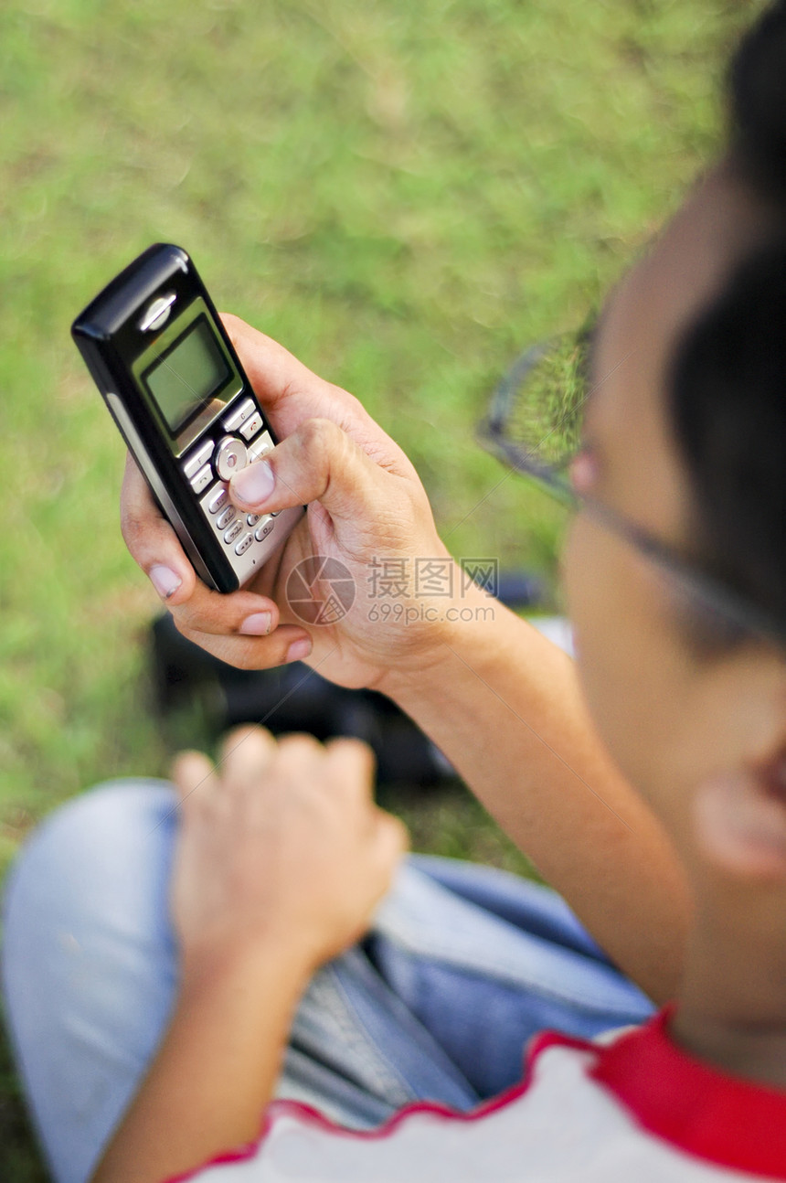 移动电话讯息细胞成人马来语眼镜背景手机牛仔裤卷曲图片