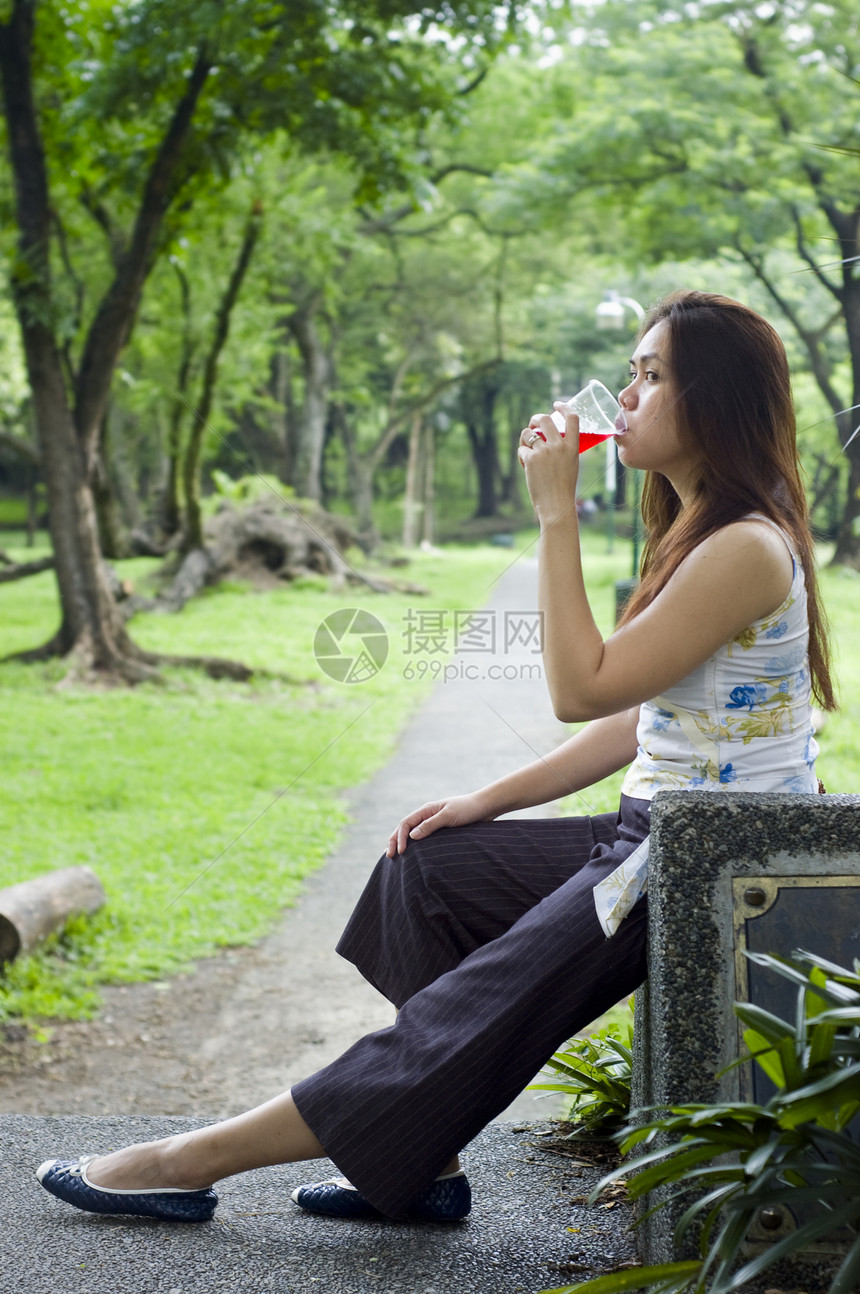 饮酒妇女角裤森林皮肤学生女士叶子饮料红汁头发公园图片