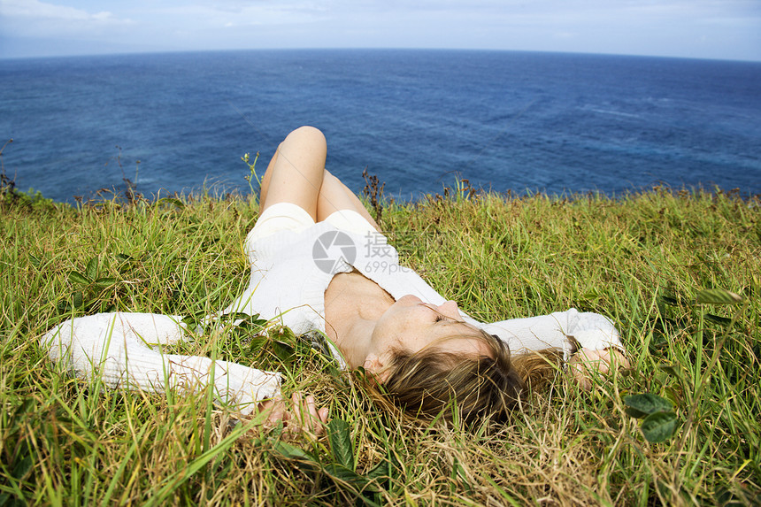 女人在草地里放松旅行幸福闲暇成人海洋喜悦假期女性女士照片图片