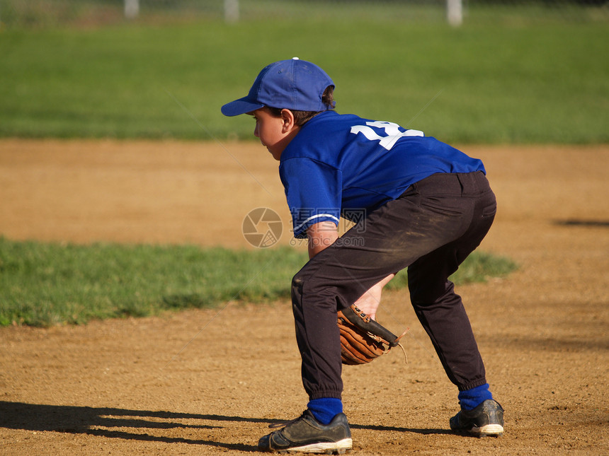 年轻小棒球联盟野外棒球运动员图片