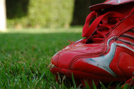 红足球鞋男人足球红色草地游戏男性背景图片