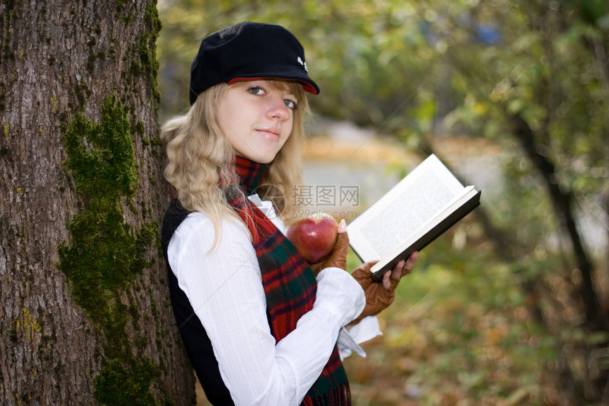 戴帽子的书女学生青年教育工作大学青春期女孩围巾树叶成人阅读图片
