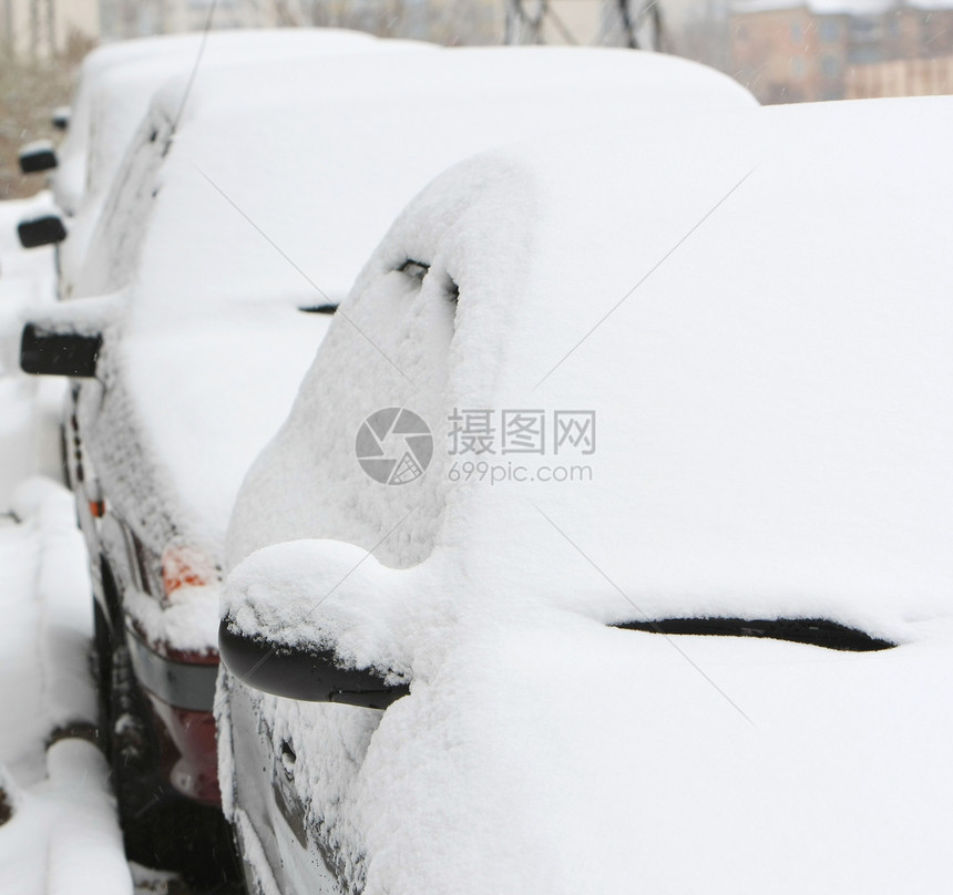 城市的冬天下雪交通雪堆季节气候场景暴风雪生活男性天气图片