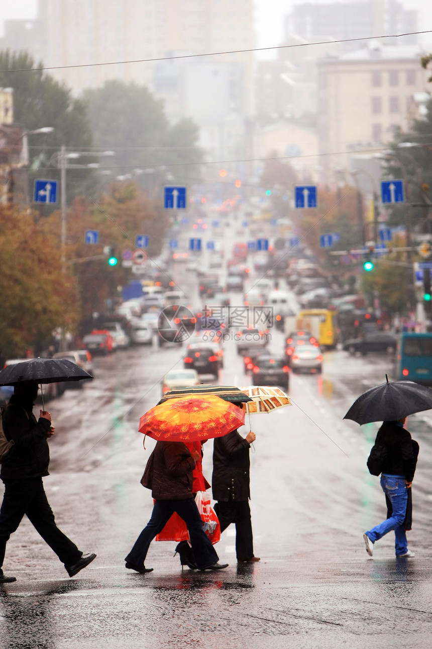 城市人口通勤者天气紧迫感行人沥青人行道生活运输季节场景图片