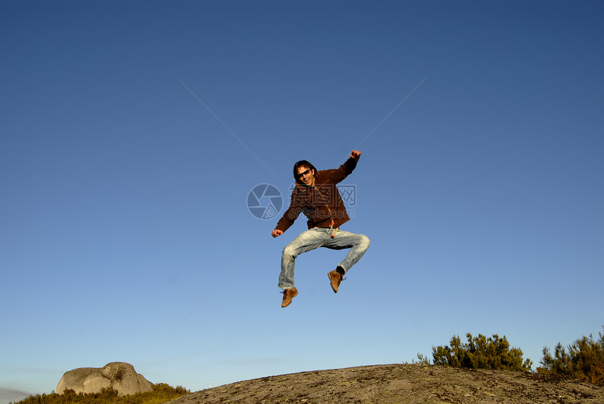 跳跃自由天空植被行动喜悦青年男生乐趣活动假期图片