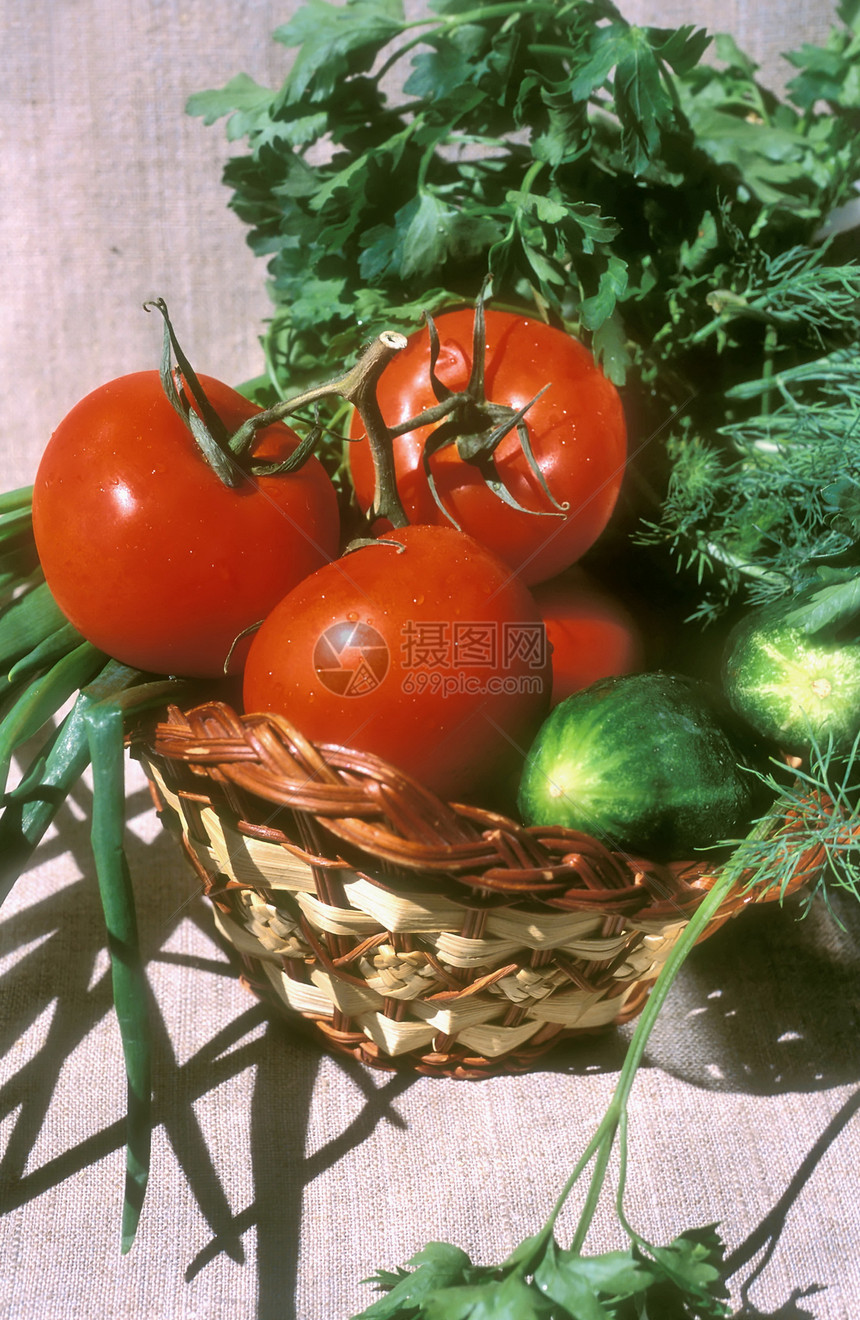 带蔬菜的篮子食物红色黄瓜野菜花园维生素收获植物绿色季节图片