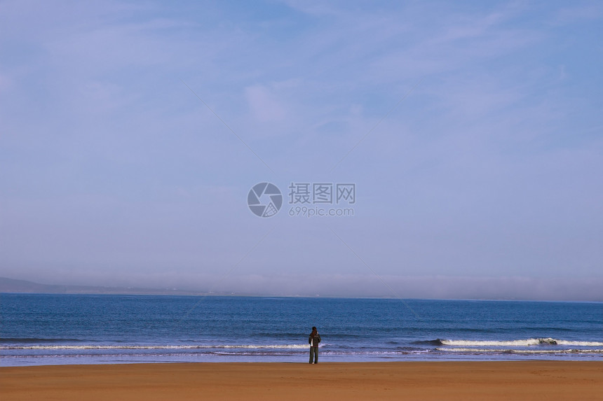 思考曲目赤脚小路寂寞海岸孤独印刷悲哀波浪反射图片