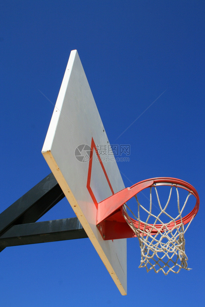 篮球网和后板蓝色游戏运动金属竞赛红色篮板法庭天空戒指图片