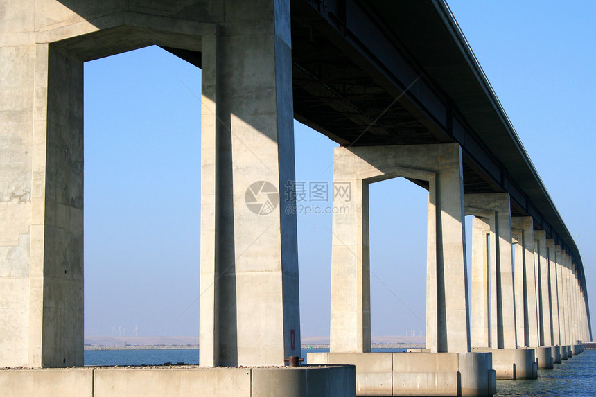 长桥工业运输蓝色天空地平线图片