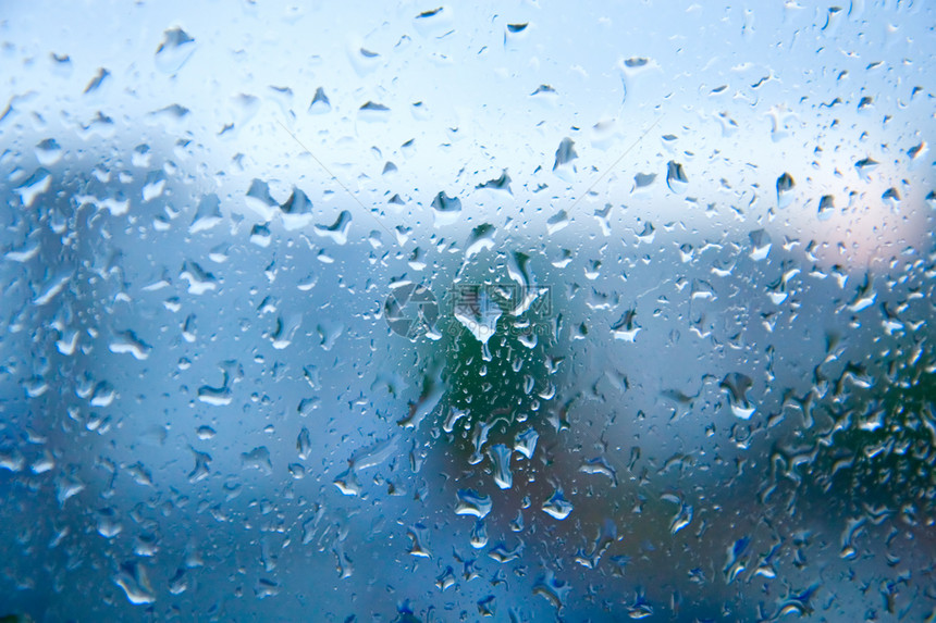 玻璃上滴水下雨窗户图片