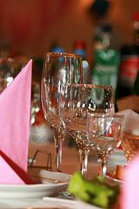 葡萄酒杯酒吧粉色红色灯光感恩白色水晶反射酒精餐巾背景图片