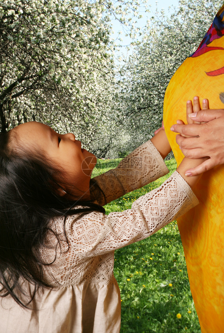 预测婴儿头发女性母亲微笑期望孩子女士惊喜家庭图片