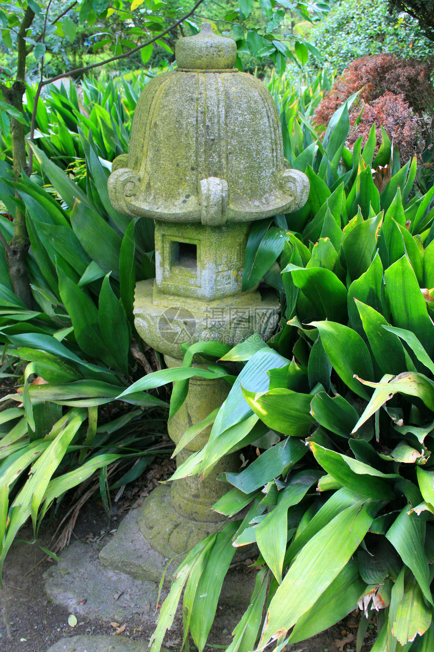 在花园中的日本雕像图片