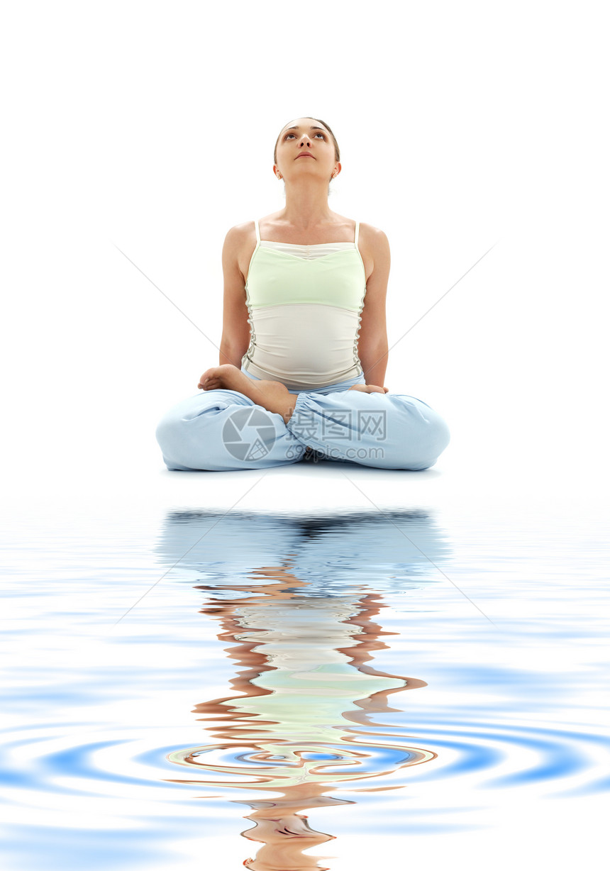 白沙上摆着莲花海滩力量平衡姿势瑜伽卫生哈腰身体保健冥想图片