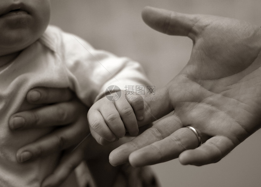 两个大一个小白色戒指情绪婴儿父母情感孩子粉色手指童年图片