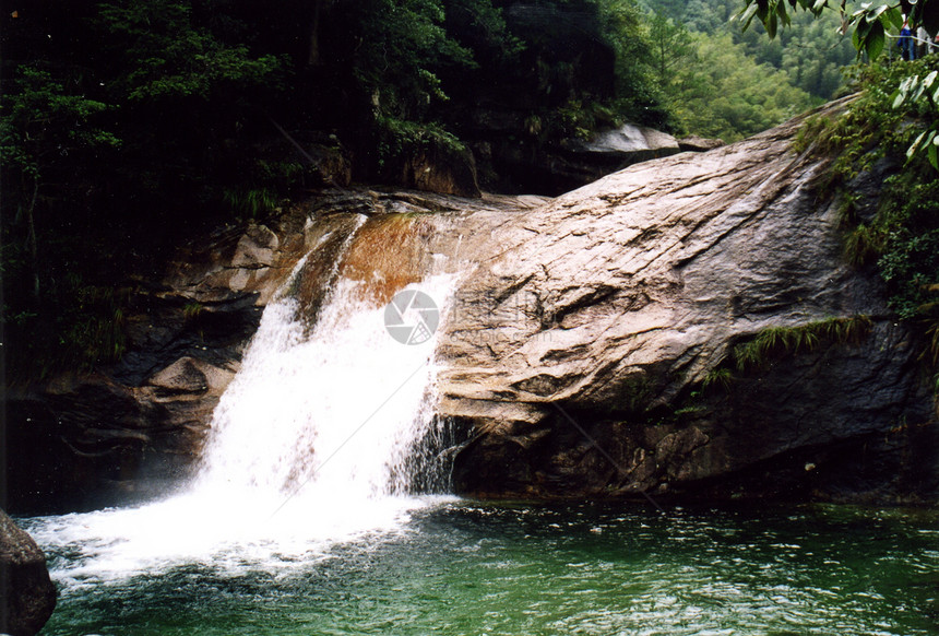 黄山绿色爬坡道图片