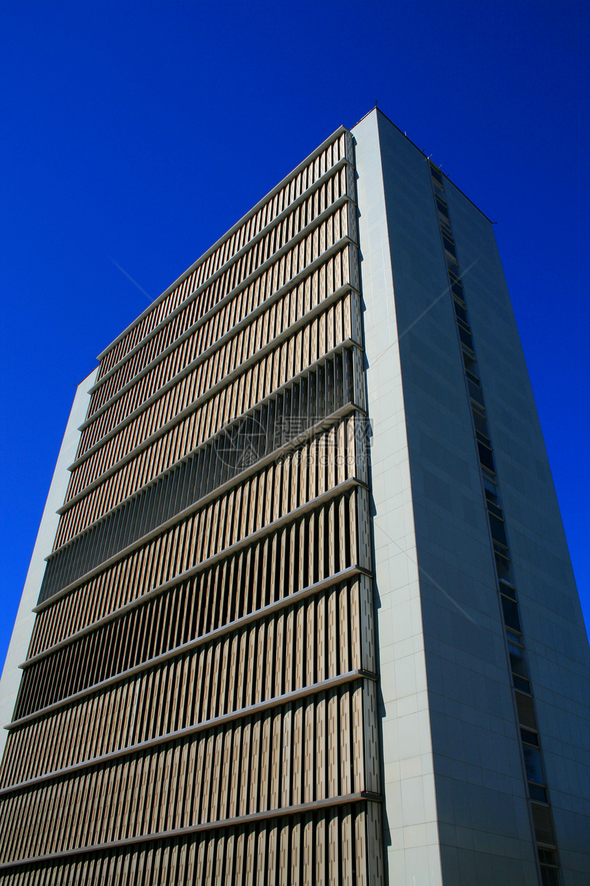 现代建筑房地产天空蓝色窗户石头建筑学办公室市中心生活砖块图片