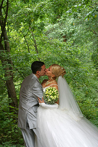 新婚夫妇未婚妻公园拥抱新郎投标铭文青年婚礼后人未婚夫背景图片